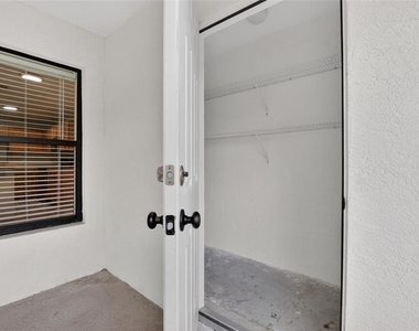 2605 Oleander Lakes Drive - Photo Thumbnail 21
