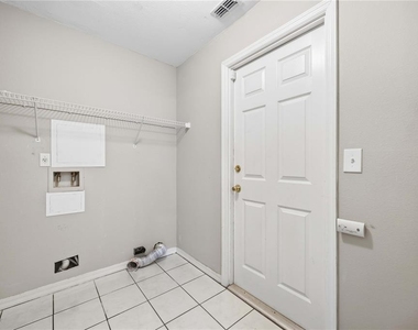 2211 Mallory Circle - Photo Thumbnail 14
