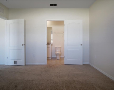409 Corso Loop - Photo Thumbnail 12
