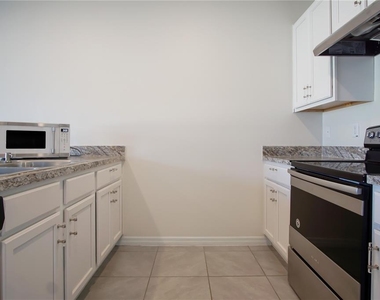409 Corso Loop - Photo Thumbnail 6