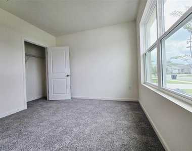 1012 Champion Ridge Drive - Photo Thumbnail 15