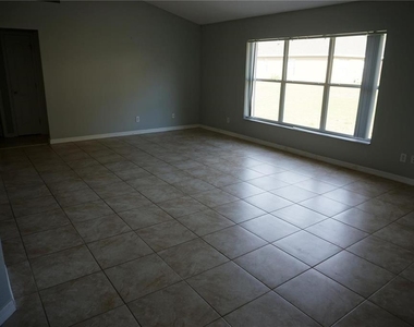 1947 Southern Oak Loop - Photo Thumbnail 2