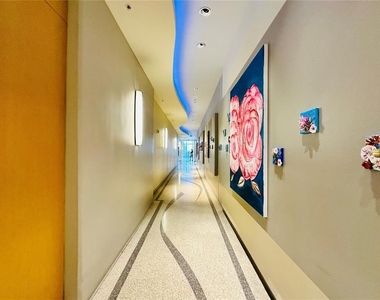 150 E Robinson Street - Photo Thumbnail 10