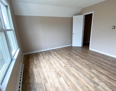55 Mill Plain Road - Photo Thumbnail 5
