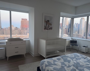 160 Riverside Boulevard - Photo Thumbnail 3