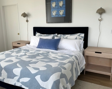160 Riverside Boulevard - Photo Thumbnail 2