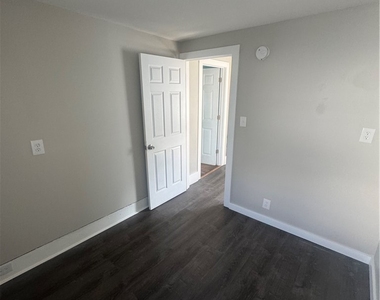 713 Emerson Avenue - Photo Thumbnail 15