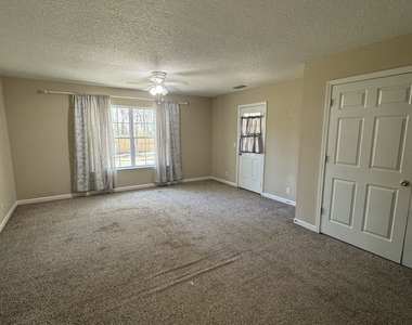 206 Acacia Drive - Photo Thumbnail 4