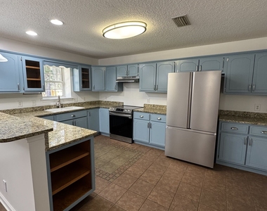 206 Acacia Drive - Photo Thumbnail 2