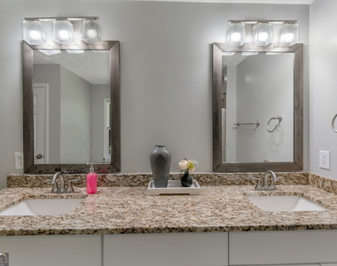 4439 Wood Creek Drive - Photo Thumbnail 15
