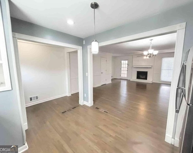 1044 Oaks Parkway Se - Photo Thumbnail 6