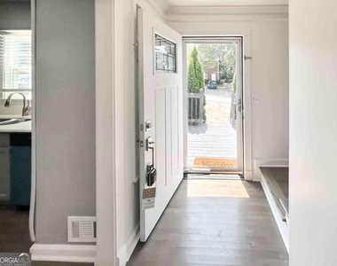 1044 Oaks Parkway Se - Photo Thumbnail 4