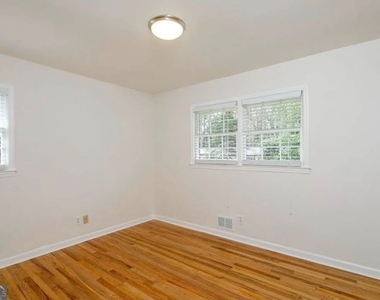 2665 Spring Drive Se - Photo Thumbnail 4