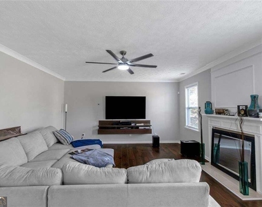 3152 Spruce Way - Photo Thumbnail 5
