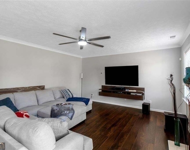 3152 Spruce Way - Photo Thumbnail 6