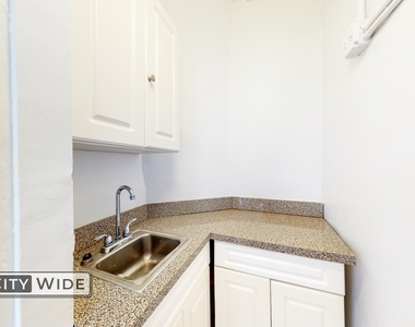 1043 Lexington Avenue - Photo Thumbnail 2