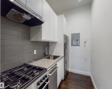 28 West 48th Street - Photo Thumbnail 3
