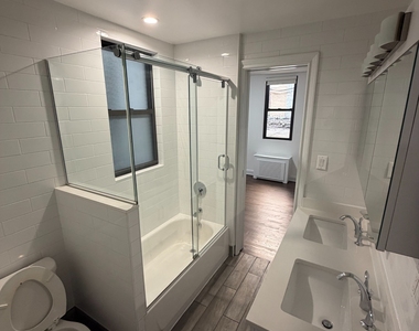 East 72nd Street - Photo Thumbnail 5