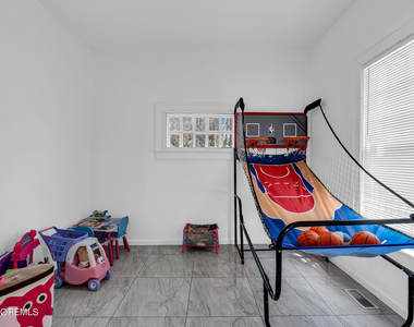 17 Lakeview Road - Photo Thumbnail 7