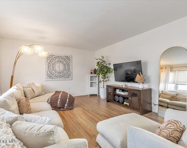 910 South Street - Photo Thumbnail 4