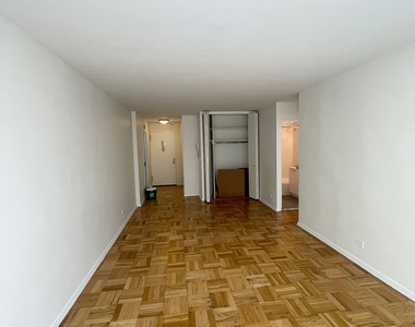 East 49 Street - Photo Thumbnail 2