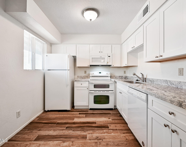 17642 N 32nd Street - Photo Thumbnail 5