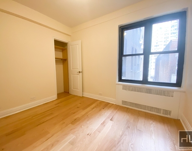 East 56 Street - Photo Thumbnail 4