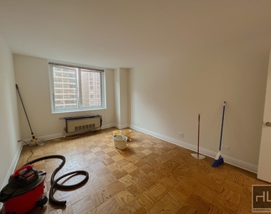 East 71st Street - Photo Thumbnail 4