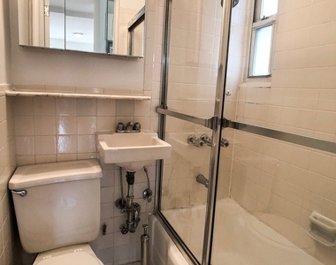 East 81 Street - Photo Thumbnail 3