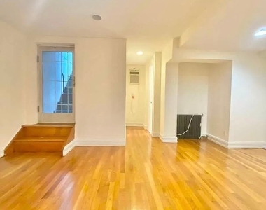 East 81 Street - Photo Thumbnail 2