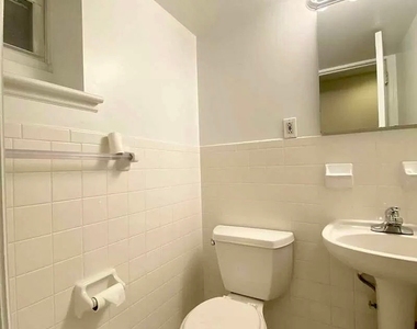 East 81 Street - Photo Thumbnail 3