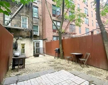 East 81 Street - Photo Thumbnail 4