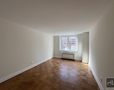 East 71st Street - Photo Thumbnail 3