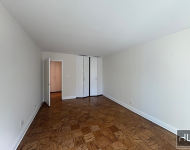 East 71st Street - Photo Thumbnail 4
