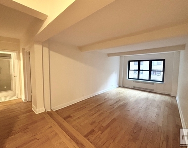 East 56 Street - Photo Thumbnail 3