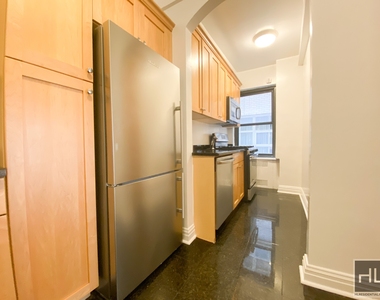 East 56 Street - Photo Thumbnail 4