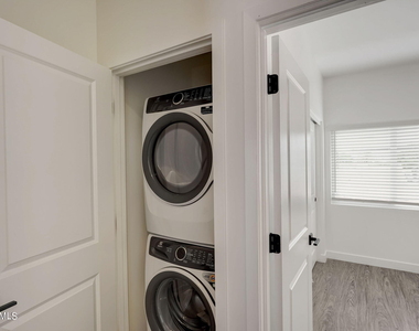 3645 E Earll Drive - Photo Thumbnail 9