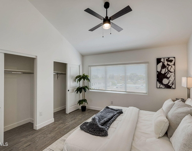 3645 E Earll Drive - Photo Thumbnail 16
