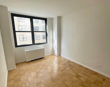 East 49 Street - Photo Thumbnail 3
