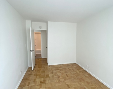 East 49 Street - Photo Thumbnail 4