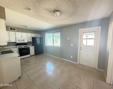9018 E Marguerite Avenue - Photo Thumbnail 4