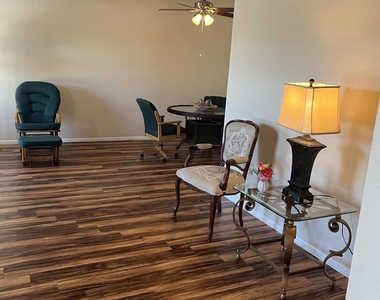 9221 W Briarwood Circle N - Photo Thumbnail 6