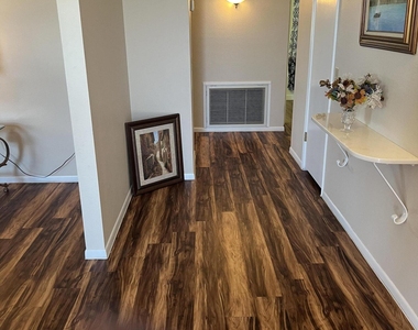 9221 W Briarwood Circle N - Photo Thumbnail 4