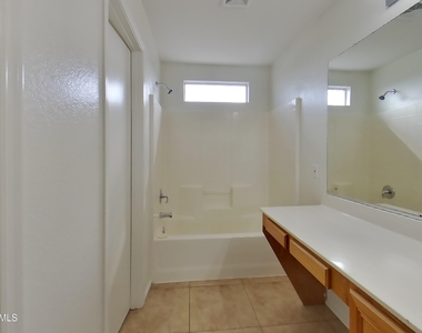 4925 S 15th Place - Photo Thumbnail 8