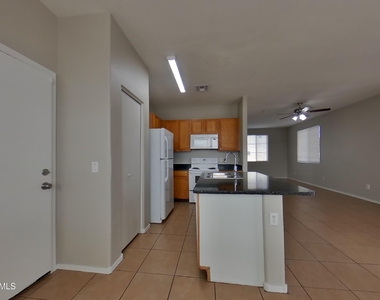 4925 S 15th Place - Photo Thumbnail 2
