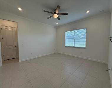 1217 Se Crosswood Way - Photo Thumbnail 16