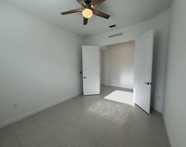 1217 Se Crosswood Way - Photo Thumbnail 12