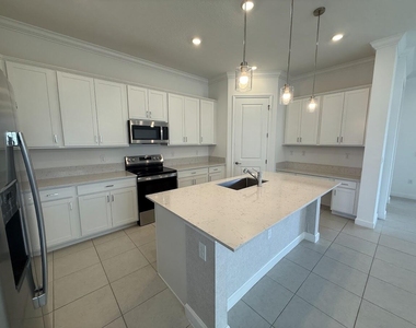1217 Se Crosswood Way - Photo Thumbnail 1