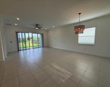 1217 Se Crosswood Way - Photo Thumbnail 5