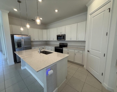 1217 Se Crosswood Way - Photo Thumbnail 2
